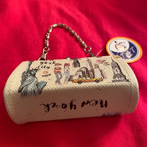\New NYC coin purse. Opens wide for easy coin find - Picture 6 of 6